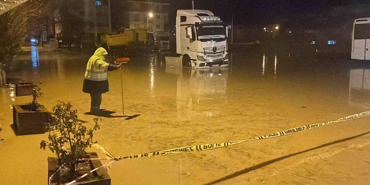 Kırklareli’de Şiddetli Yağış: Araçlar Suya Gömüldü