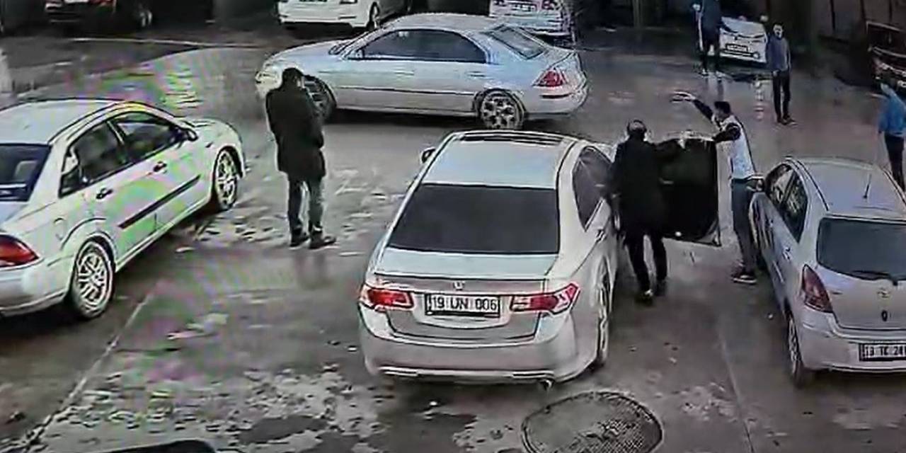 Benzin İstasyonundaki Saldırı Anı Güvenlik Kamerasına Yansıdı