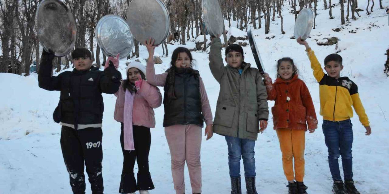 Şırnak’ta Çocuklar Leğenle Kaymanın Keyfini Çıkardı