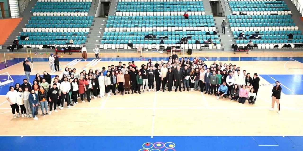 Uşak Üniversiteli Öğrenciler ’hayatın Ritmini Sporla Yakala’dı