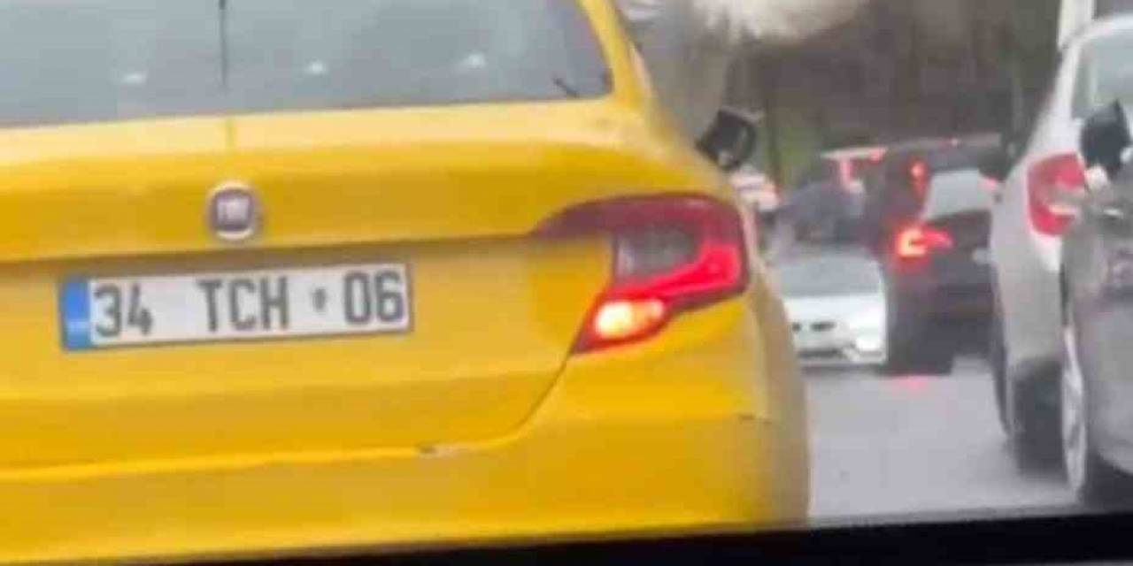 İstanbul’da Şoke Eden Görüntü Kamerada: Taksinin Camından Sarktı, Alkol Aldı Ve Dans Etti