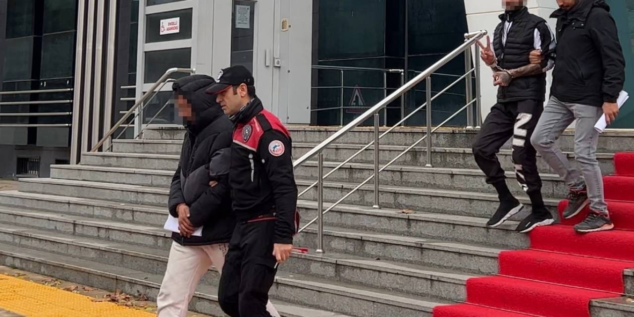 100 Bin Liralık Uyuşturucuyla Yakalandılar Zafer İşareti Yaptılar