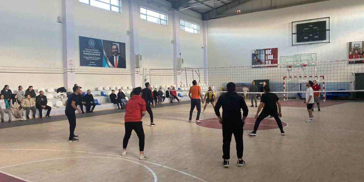 Altunhisar İlçesi’nde Voleybol Turnuvası Tamamlandı