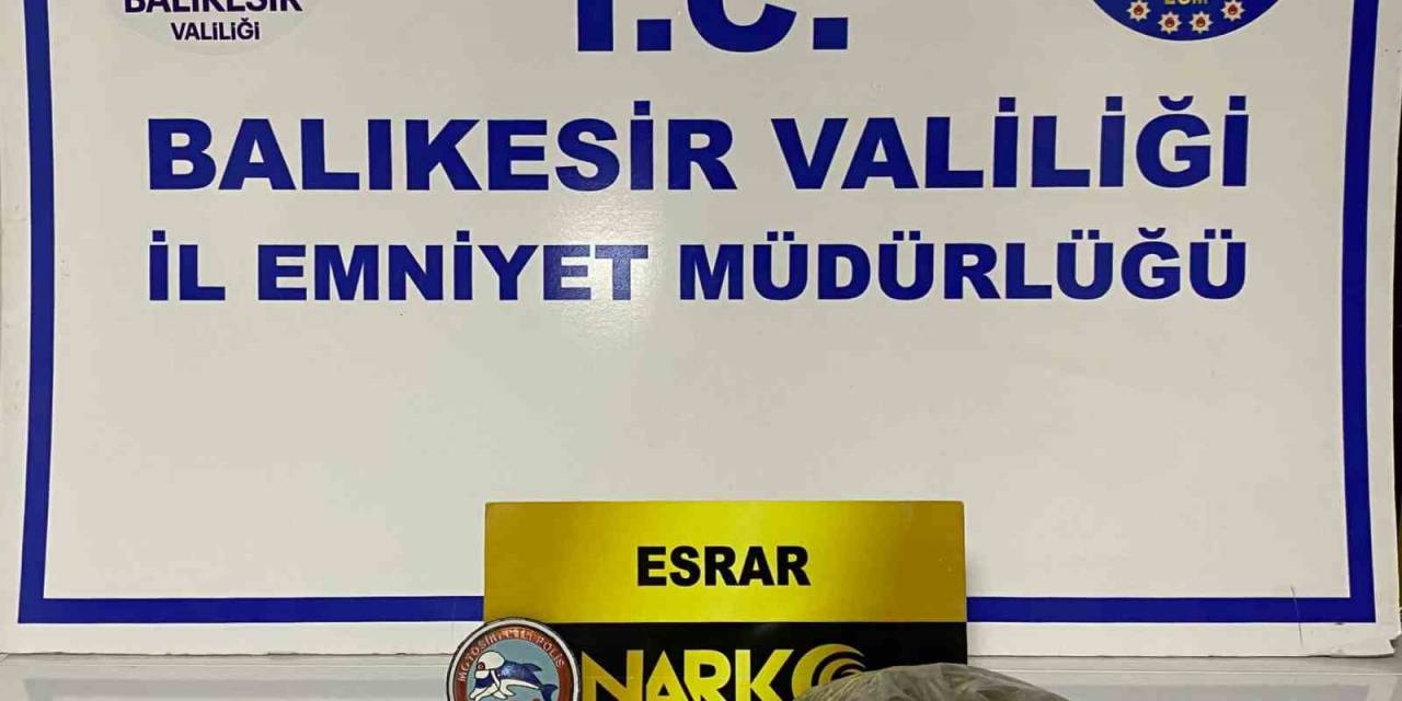 Otomobille Polisten Kaçan Şahıslarda Uyuşturucu Ve Tarihi Eser Çıktı