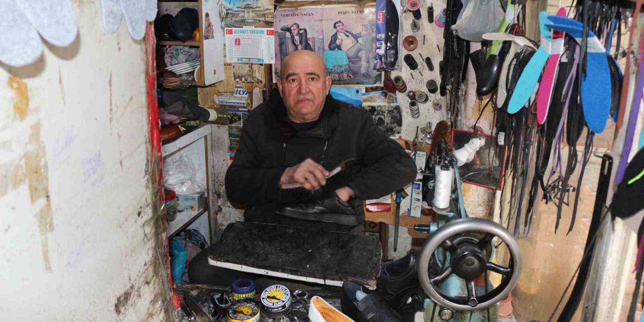 Ayakkabı Tamir Ustası 3 Metrekarede Kazandığıyla Dört Çocuk Okuttu