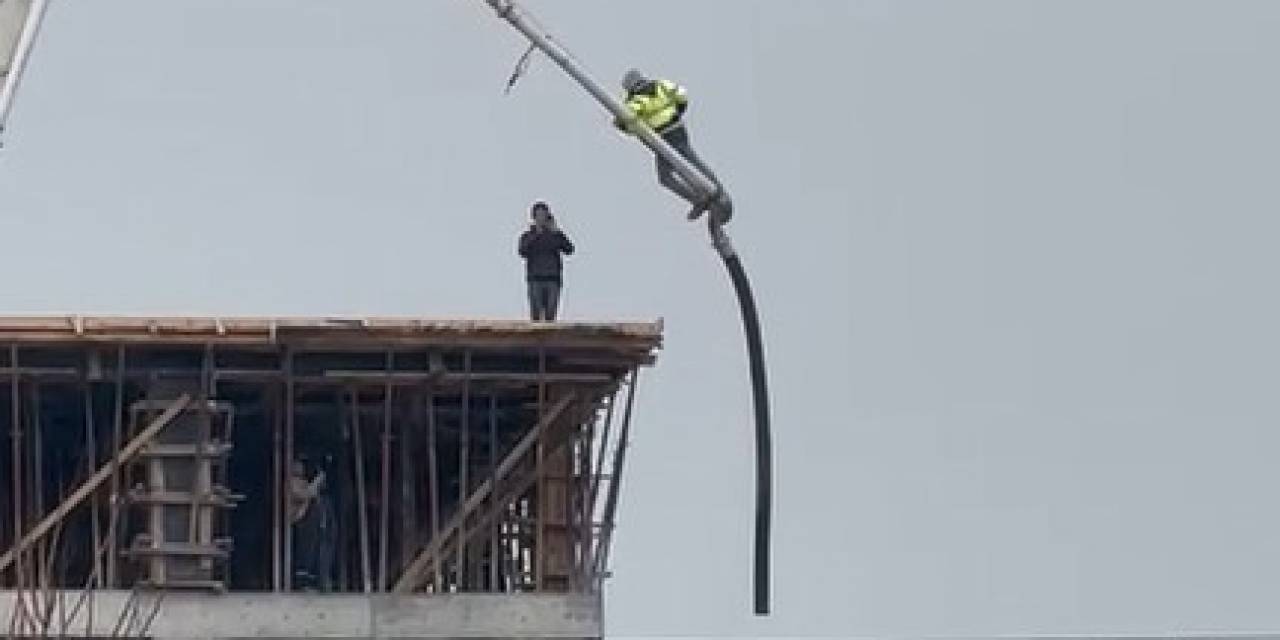 Beton Pompasının Üstüne Uzanıp Adeta Ölüme Meydan Okudu