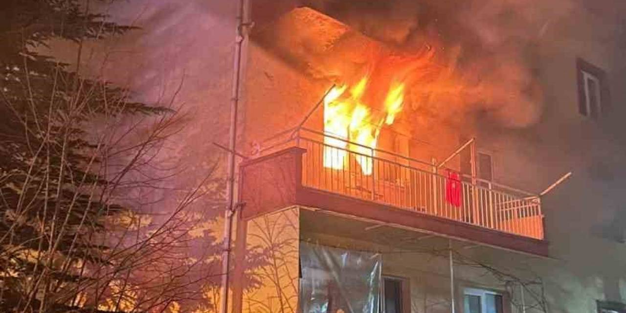 Çakmakla Oynarken Evi Yakan Çocuk 16 Komşunun Zehirlenmesine Neden Oldu
