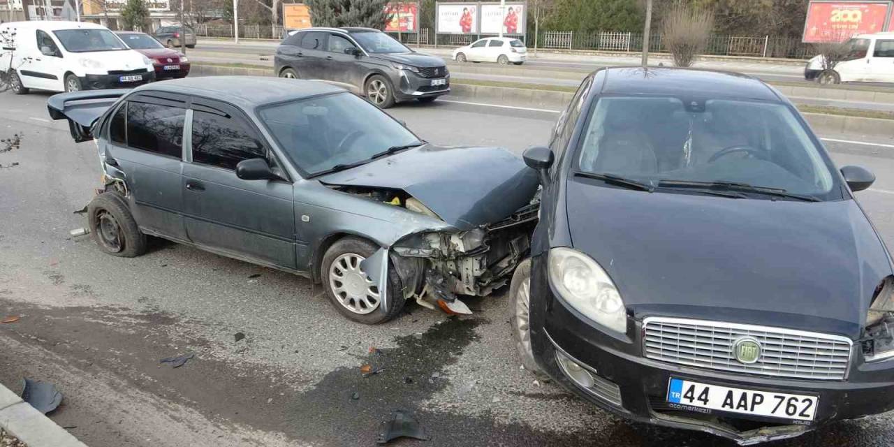 Malatya’da 6 Aracın Karıştığı Zincirleme Kazada 2 Kişi Yaralandı