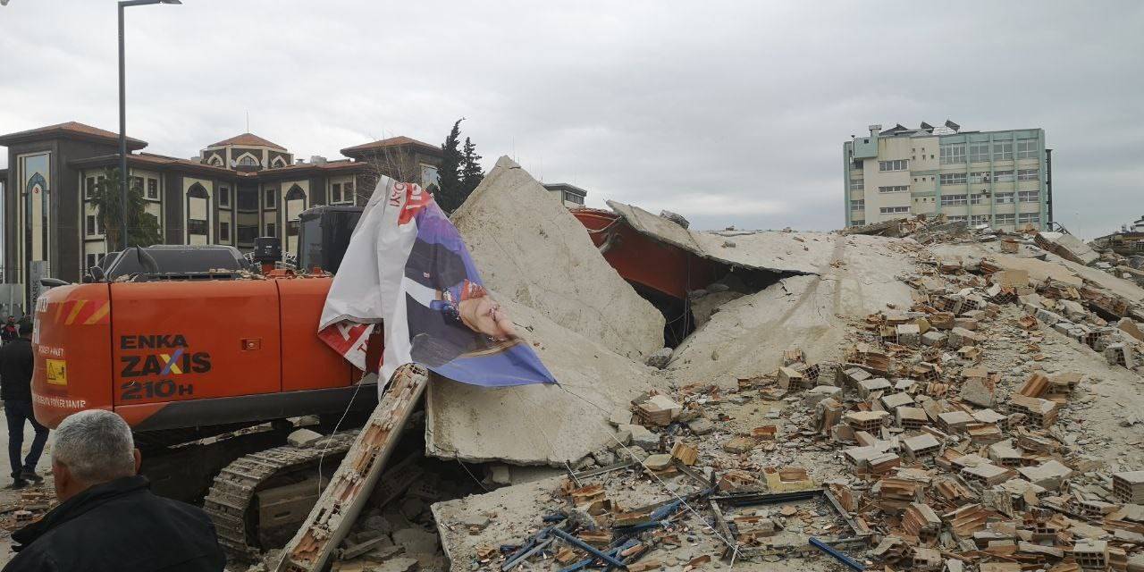 5 Katlı Bina Tek Dokunuşta Çöktü, Kepçe Operatörü Yaralandı