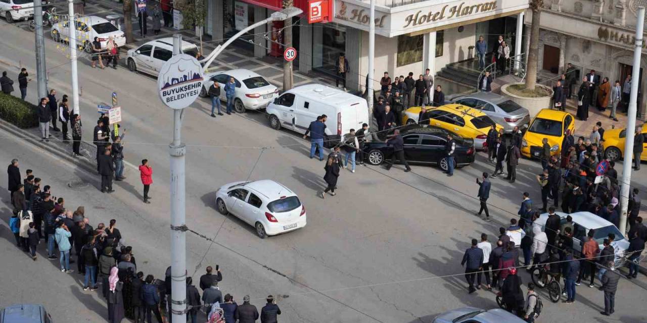 Cadde Ortasında Satırlı Gerginlik