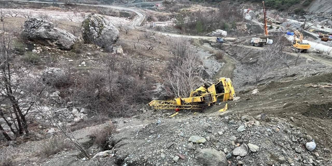 Freni Boşalan Vinç Şarampole Devrildi