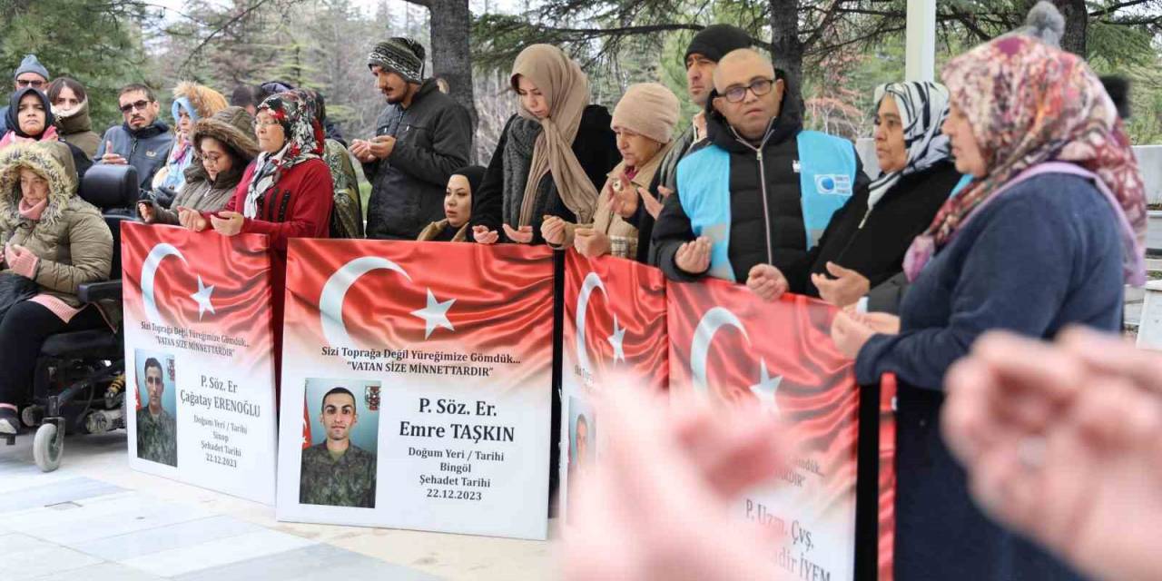 Görme Engelliler Şehitliği Ziyaret Etti