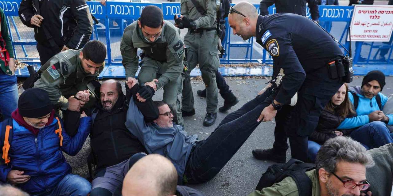 Kudüs’te Esir Yakınlarından Knesset’in Önünde “Acil Seçim Çağrısı”