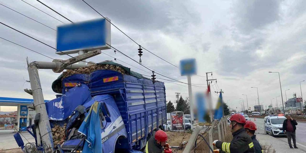 Konya’da Pancar Yüklü Kamyon İle Kamyonet Çarpıştı: 2 Yaralı