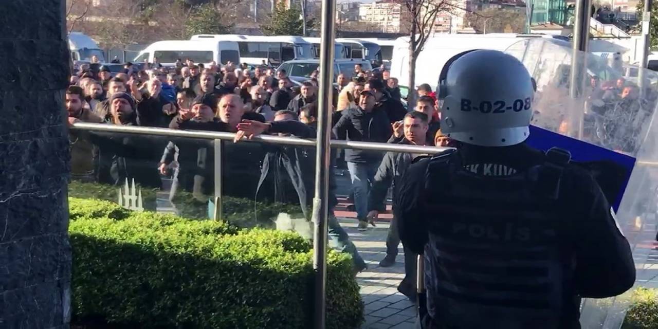 İstanbul’da Taksicilerden Tepki: Ukome Binasına Taş Fırlatıp, Cam Bariyerleri Kırmaya Çalıştılar
