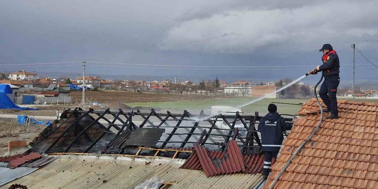 Alaca’da Çıkan Çatı Yangını Büyümeden Kontrol Altına Alındı