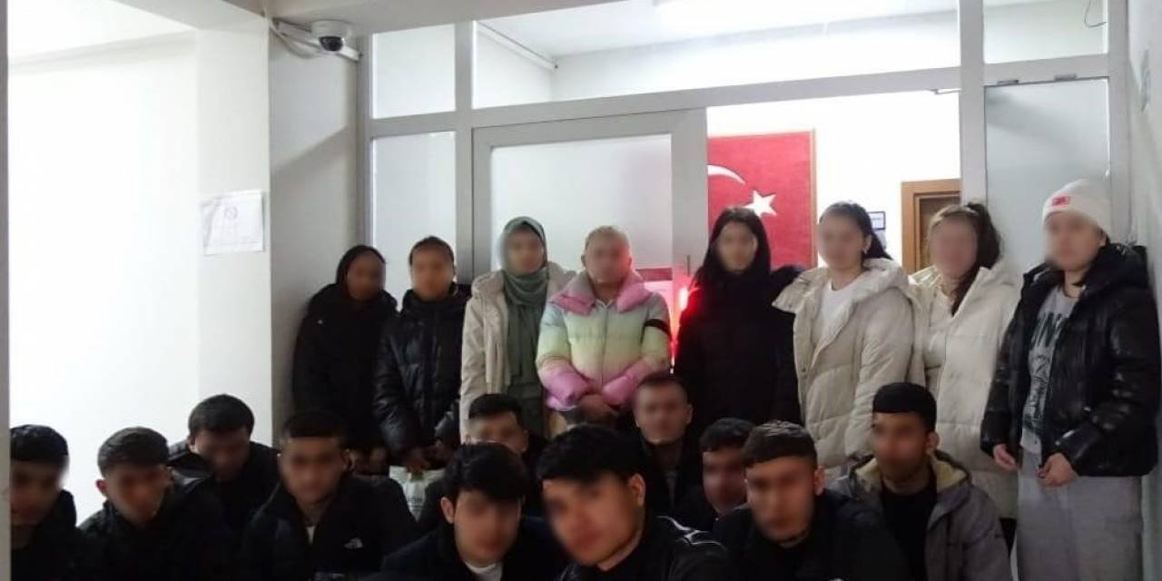 Özel Belgede Sahtecilik Yapan 50 Yabancı Uyruklu Şahıs Sınır Dışı Edildi