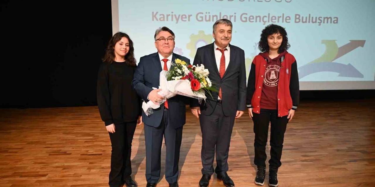 Rektör Özölçer, İl Milli Eğitim Müdürlüğü Kariyer Günleri’nde Tecrübelerini Paylaştı