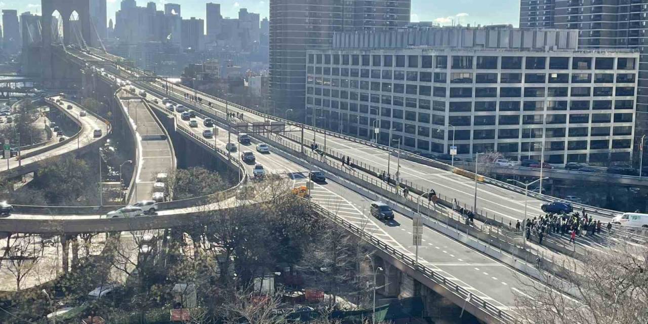 New York’taki Yahudiler "Gazze’de Ateşkes" Çağrısıyla Holland Tüneli’ni Trafiğe Kapattı