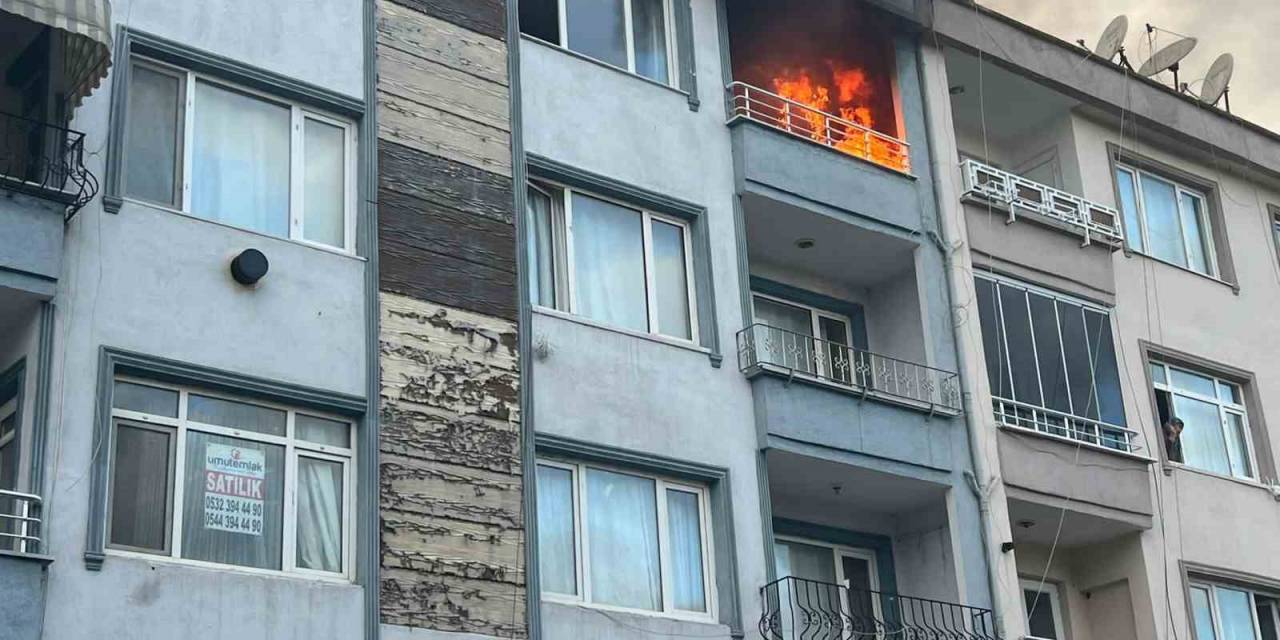 Sakarya’da Alev Alev Yanan Evdeki 2 Çocuk Dumandan Etkilendi