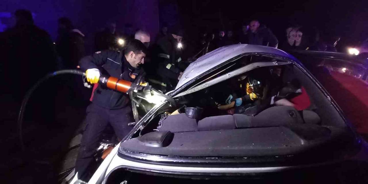 Muş’ta Refüje Çarpan Otomobil Takla Attı: 2 Yaralı