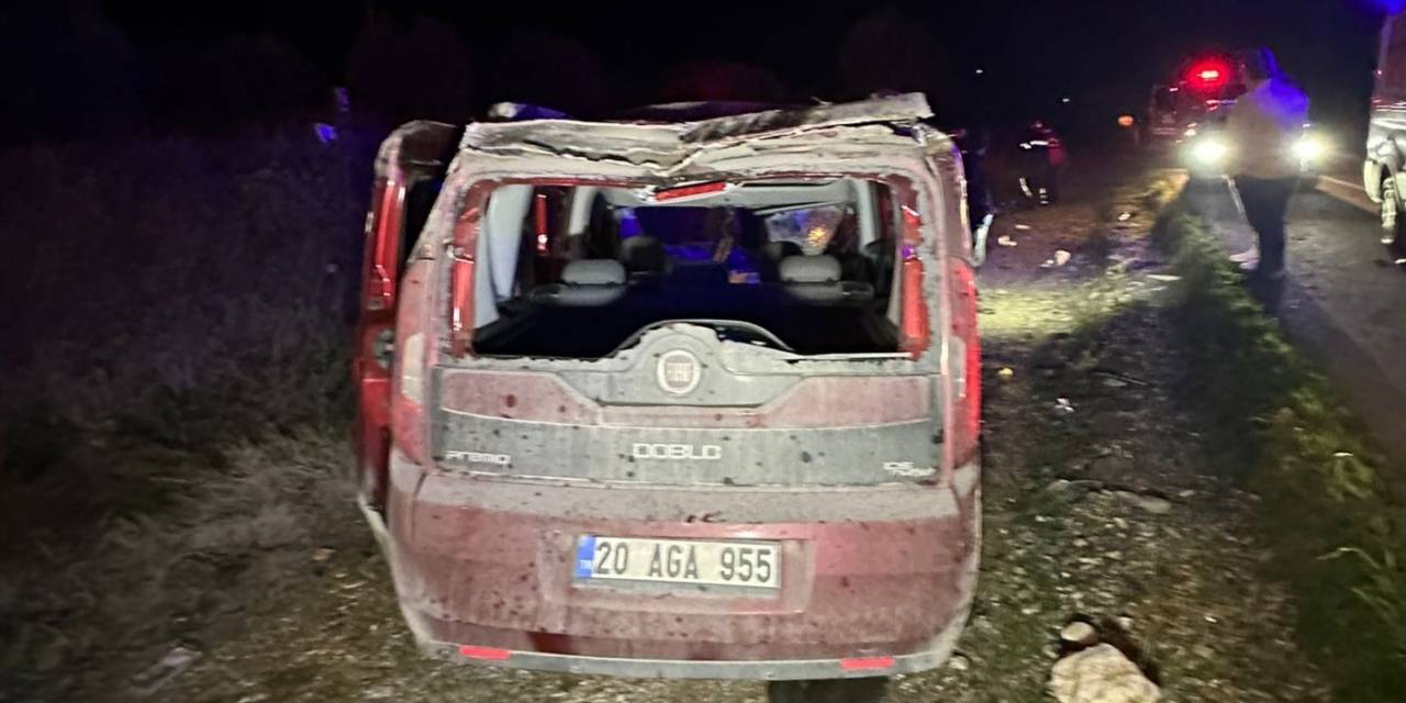 Uşak’ta Hafif Ticari Araç İle Minibüsün Çarpışması Sonucu 3 Kişi Yaralandı