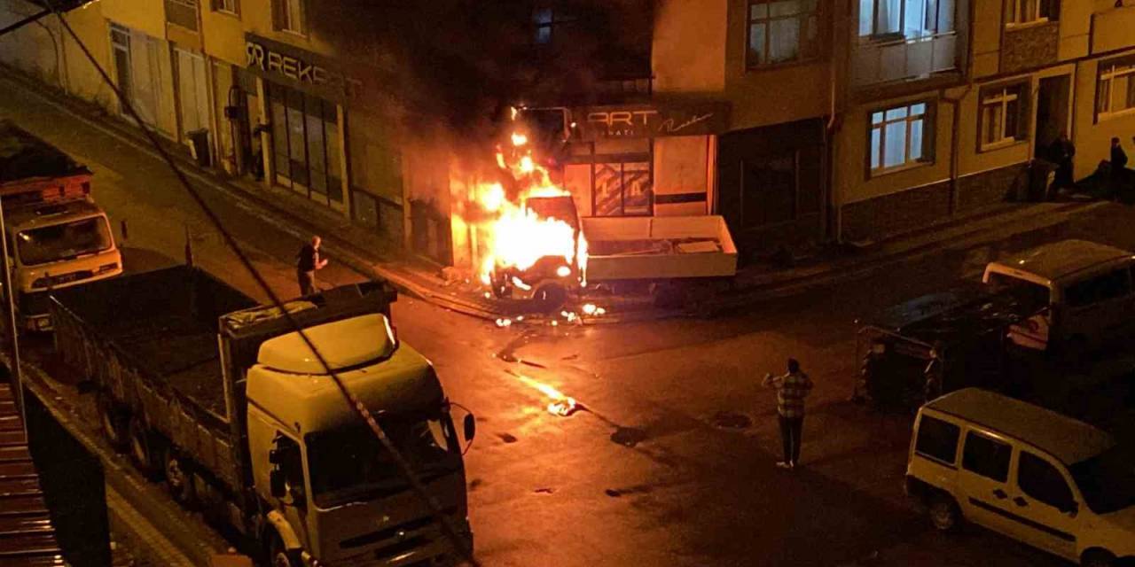 Park Halindeki Kamyonet Alev Alev Yandı
