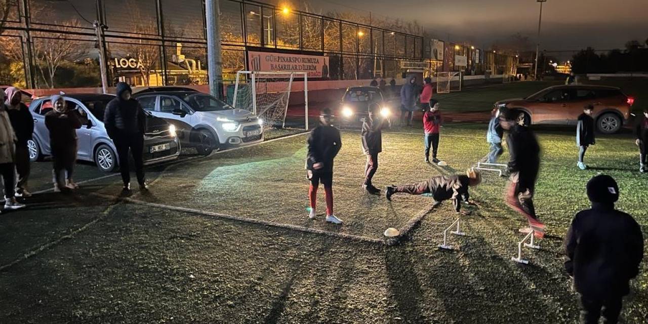 Beylikdüzü’nde Stadyumda Araç Farları Eşliğinde Antrenman
