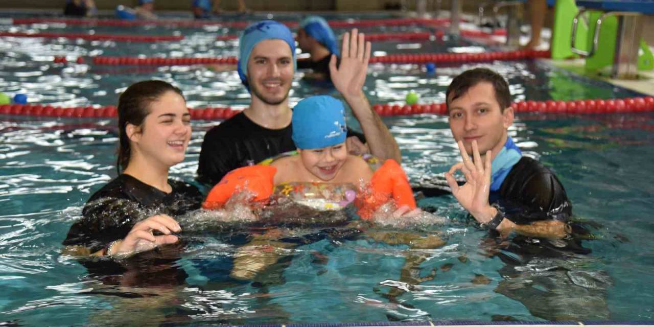 Üniversite Öğrencilerinden Engellilere Yüzme Kursu