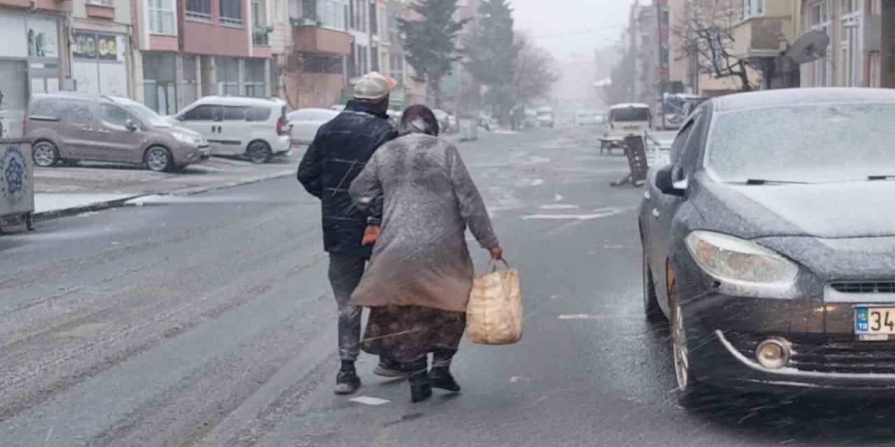 Kar İstanbul’un Sınırına Dayandı