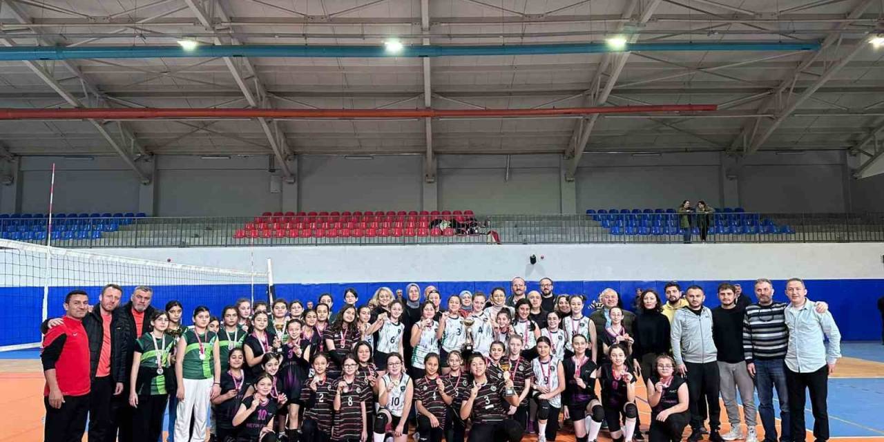 Şampiyon Hürriyet Ortaokulu Oldu