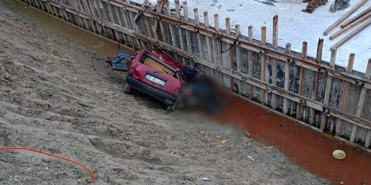 Otomobil, Viyadük İnşaat Temeline Uçtu: 3 Ölü