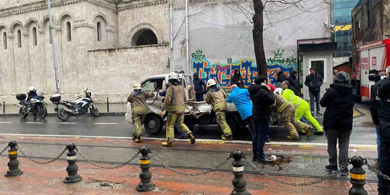 Beyoğlu’da Tramvay İle Kamyonet Çarpıştı: 1 Yaralı