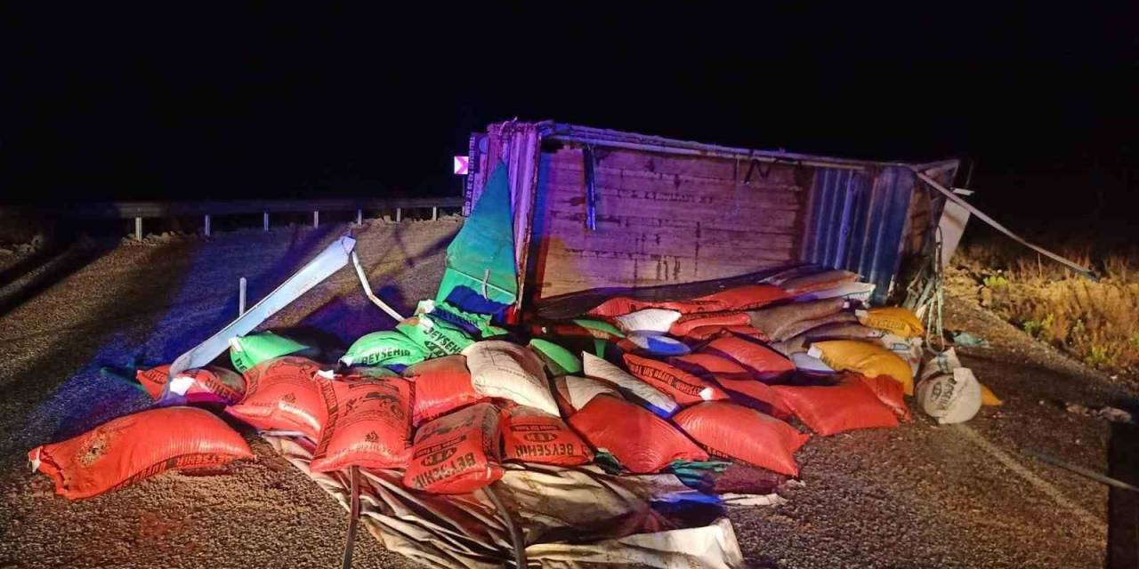 Antaya’da Yem Yüklü Kamyon Yan Yattı: 1’i Ağır 3 Yaralı