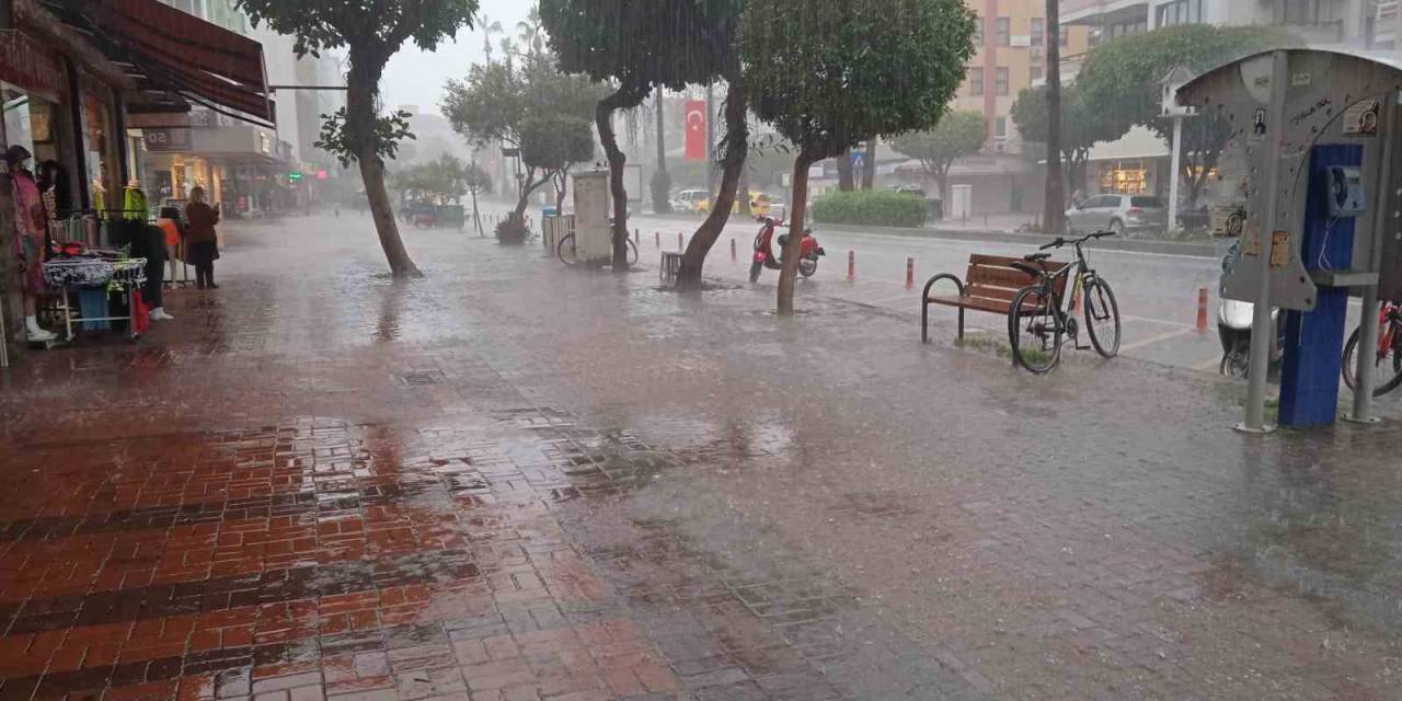 Alanya’da Sağanak Yağış Etkili Oldu