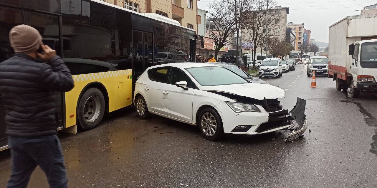 Ataşehir’de İett Otobüsü 4 Araca Çarptı