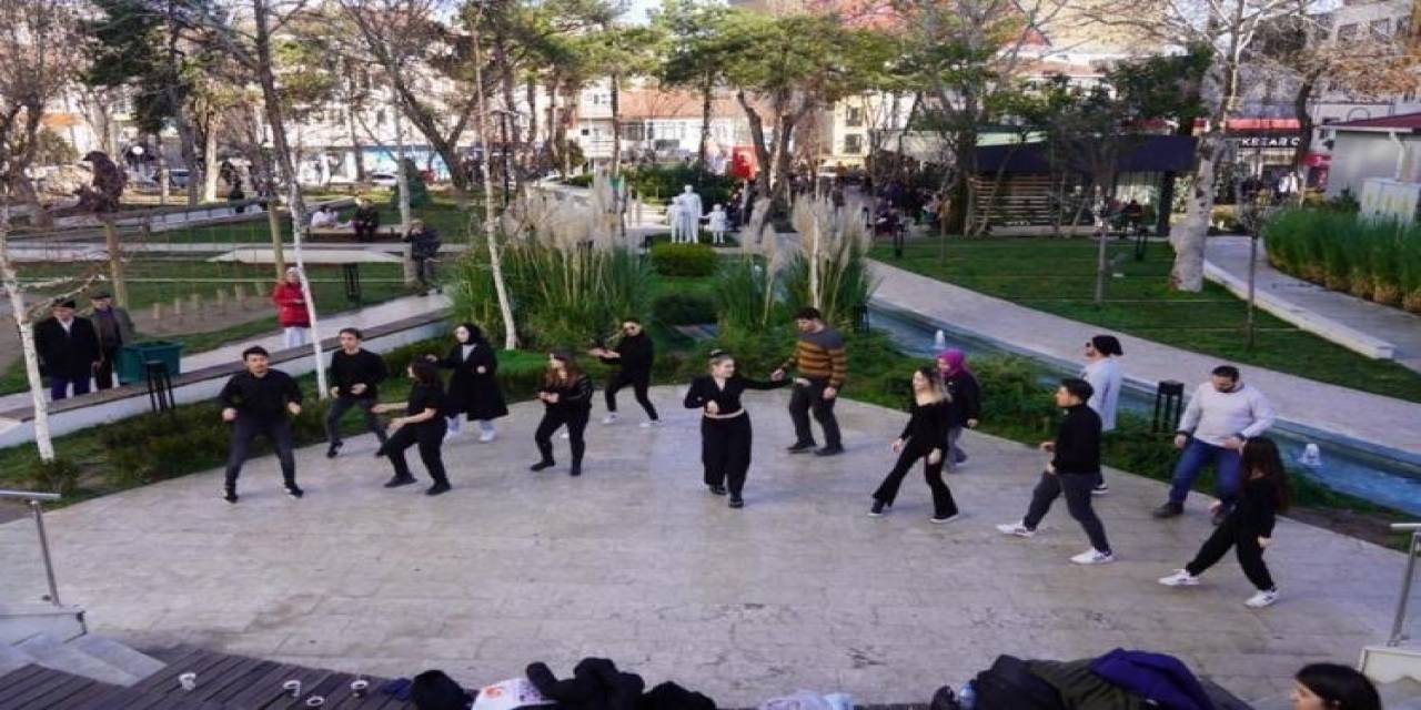 Gençlerin Tiyatro Gösterisi Büyük Beğeni Topladı