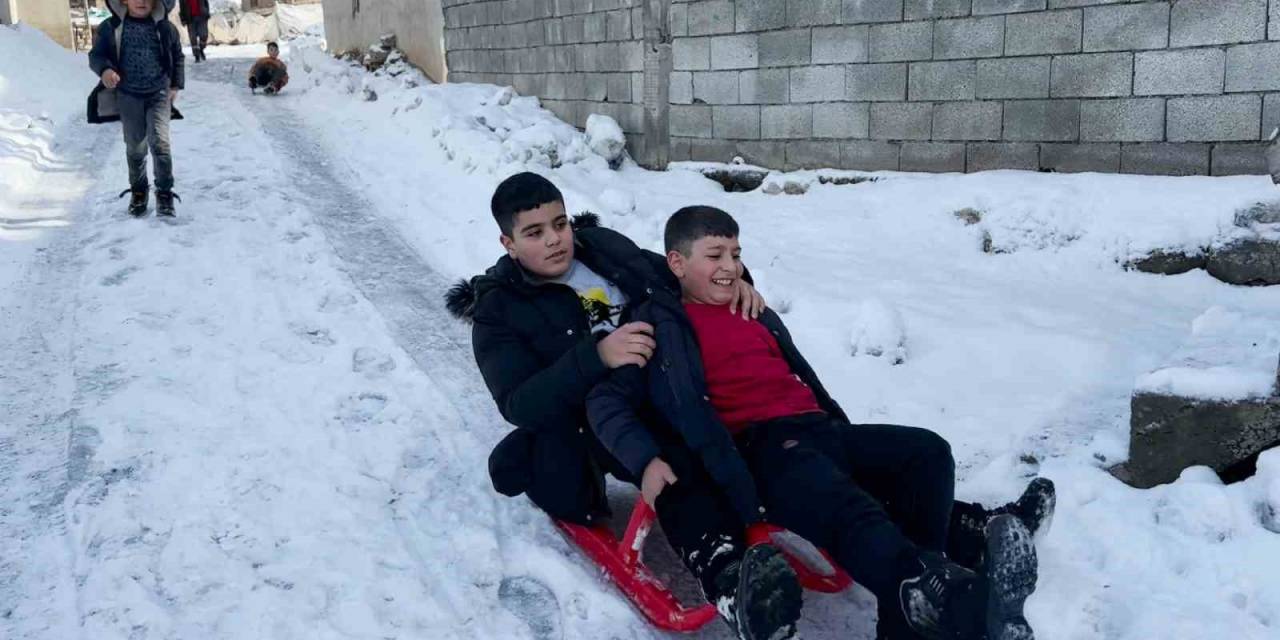 Tatvan’da Çocukların Kızak Keyfi