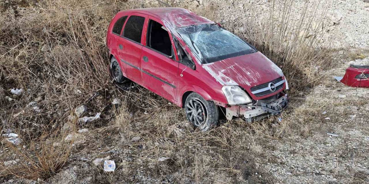 Kontrolden Çıkan Araç Takla Atarak Karşı Şeride Geçti: 2 Yaralı