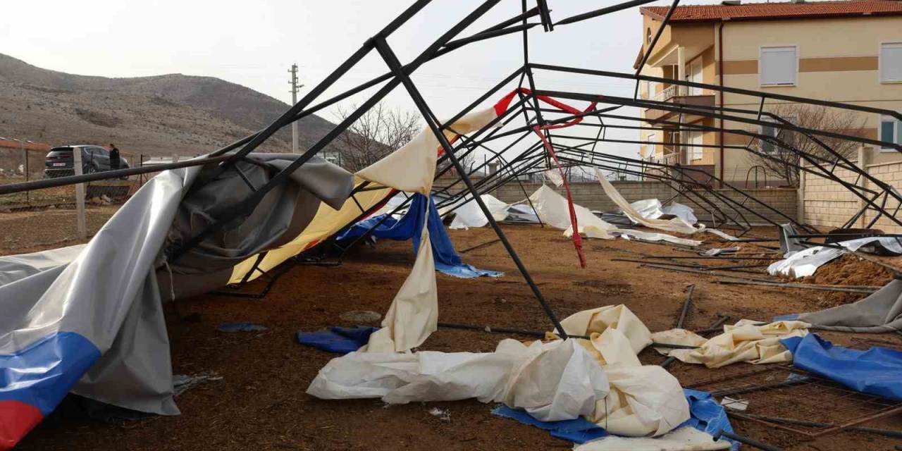 Karaman’da Şiddetli Rüzgar Hayvan Çadırlarını Yıktı