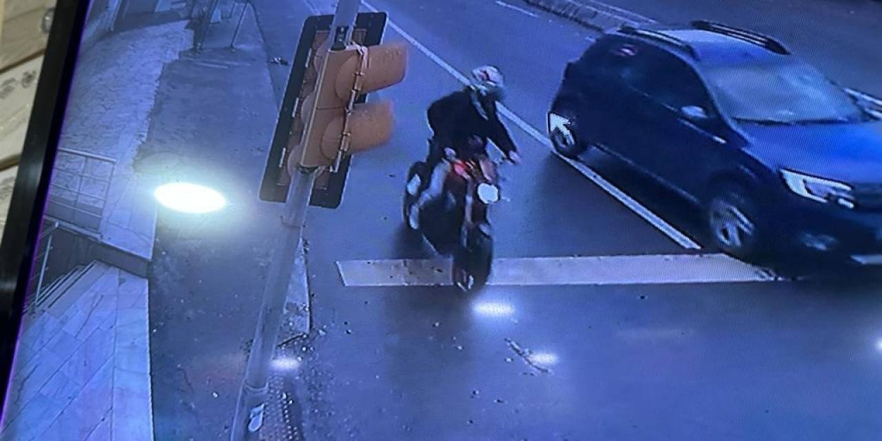 Eyüpsultan’da Motosikletli Şahıslar, Otomobile Ateş Açtı