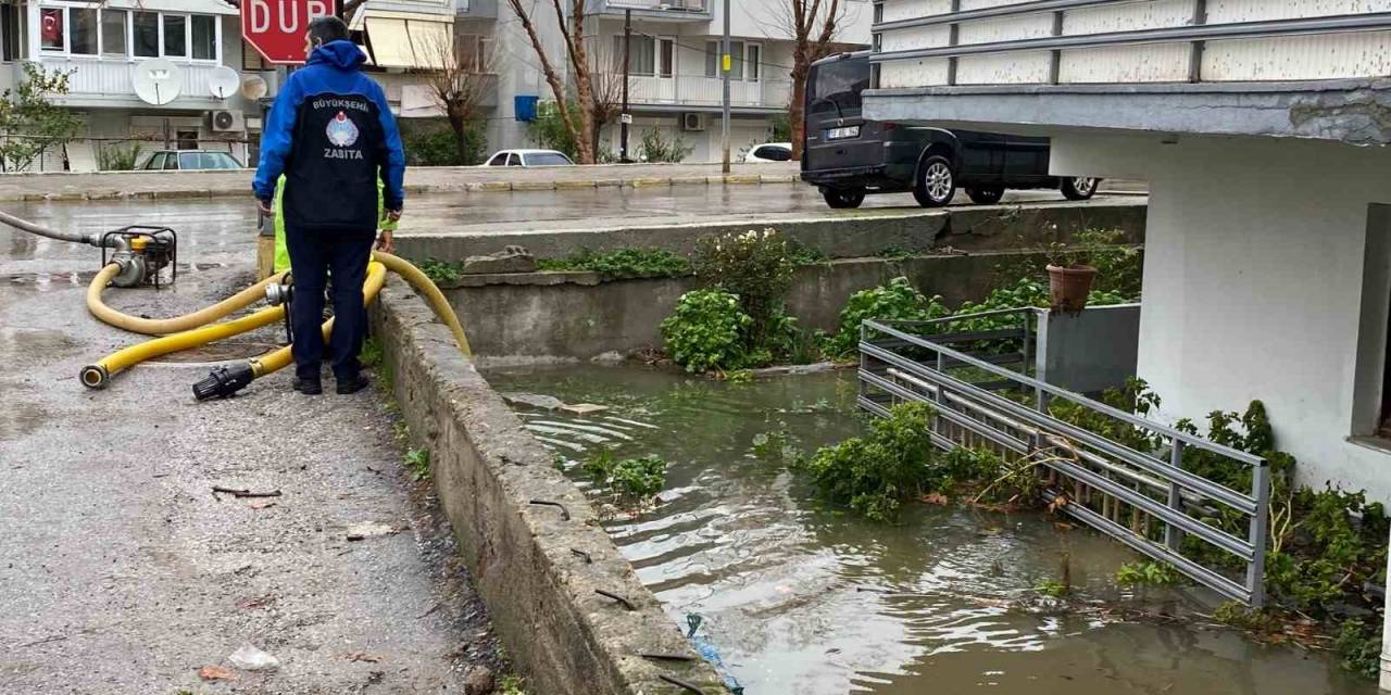 Ayvalık’ta Şiddetli Yağış Hayatı Olumsuz Etkiledi