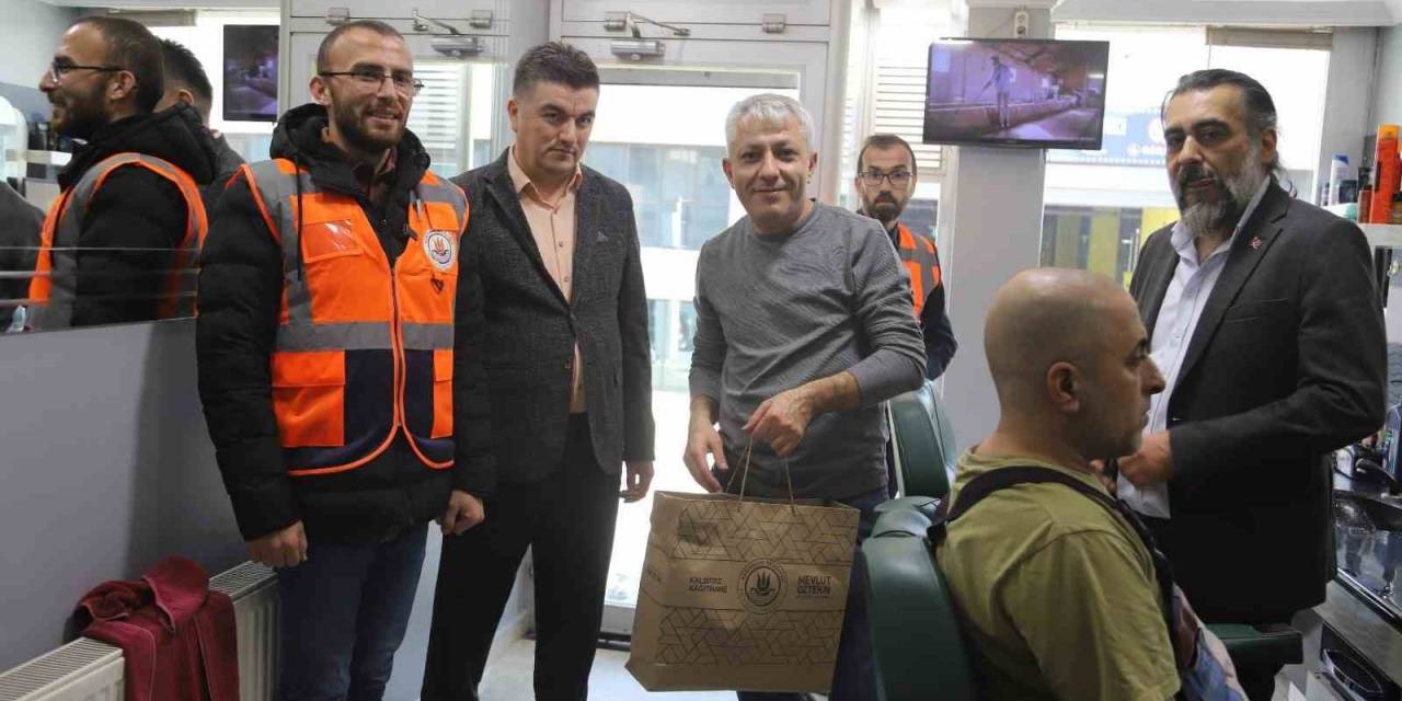 Kağıthane’de Kuaför Ve Berberlere Hediye Seti Dağıtıldı