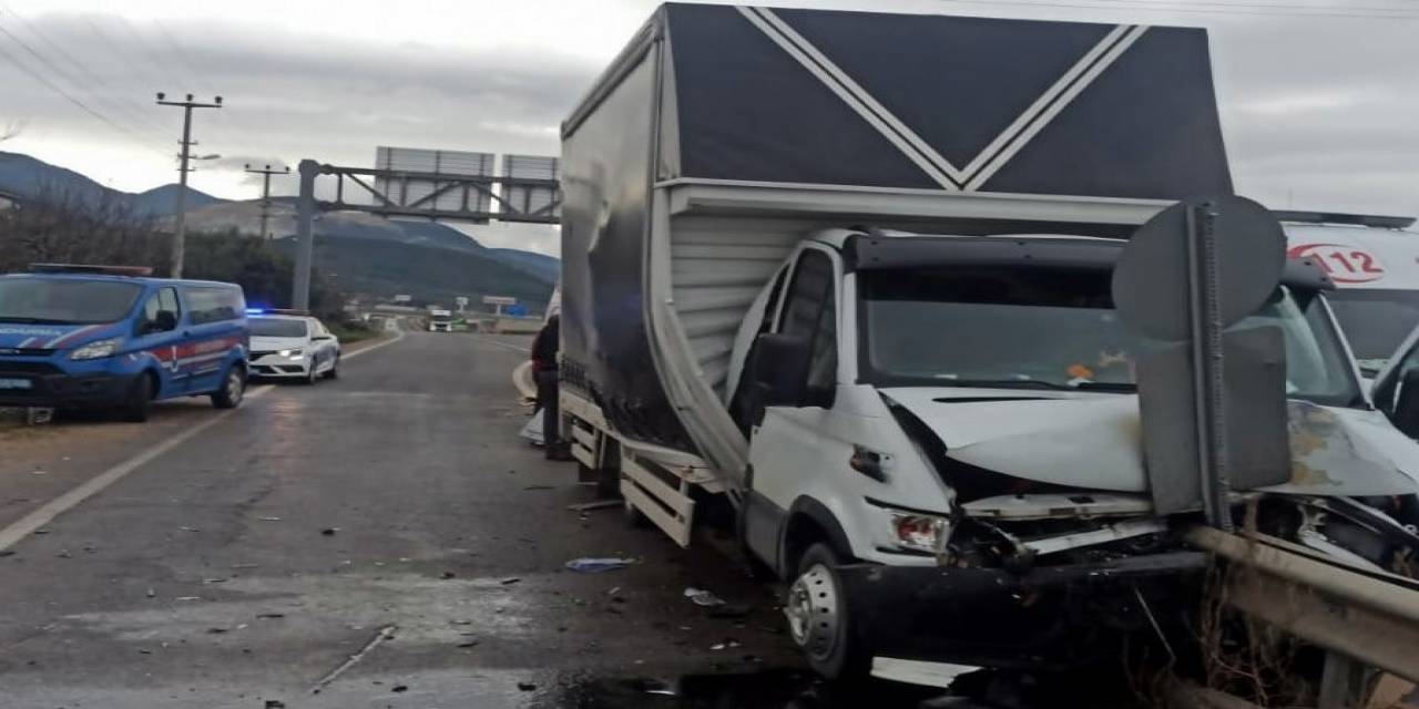 Kamyonet Bariyerlere Ok Gibi Saplandı: 2 Yaralı