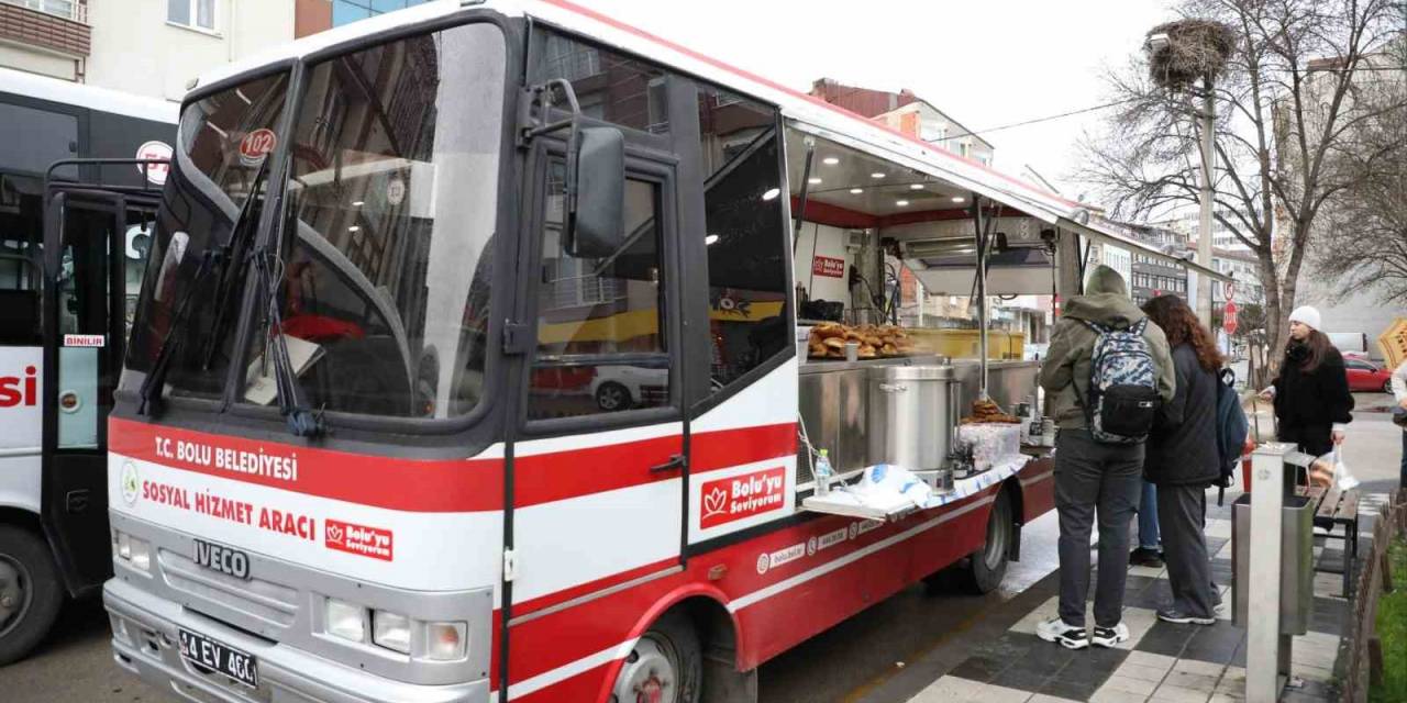 Belediyeden Öğrencilere Çay Ve Simit İkramı