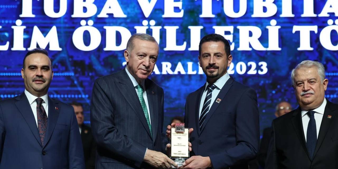 Niğde Ömer Halisdemir Üniversitesi Akademisyeni Ödülünü Cumhurbaşkanı Erdoğan’dan Aldı