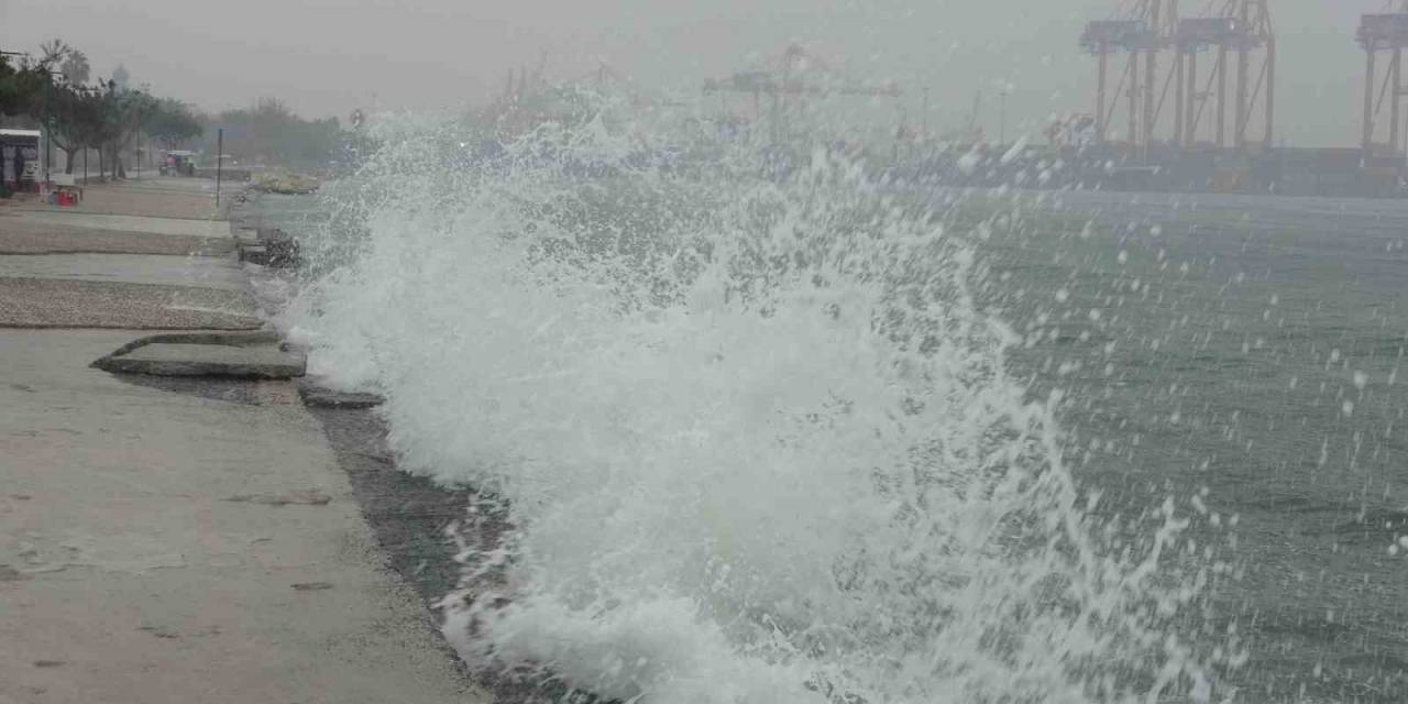 Mersin’de Yağışlı Hava Etkili Olmaya Başladı, Akdeniz’de Hortum Çıktı