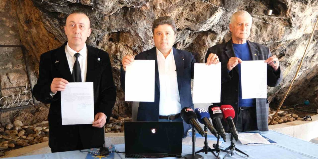 İyi Parti Antalya’nın Yönetim Kurulunda 6 İstifa
