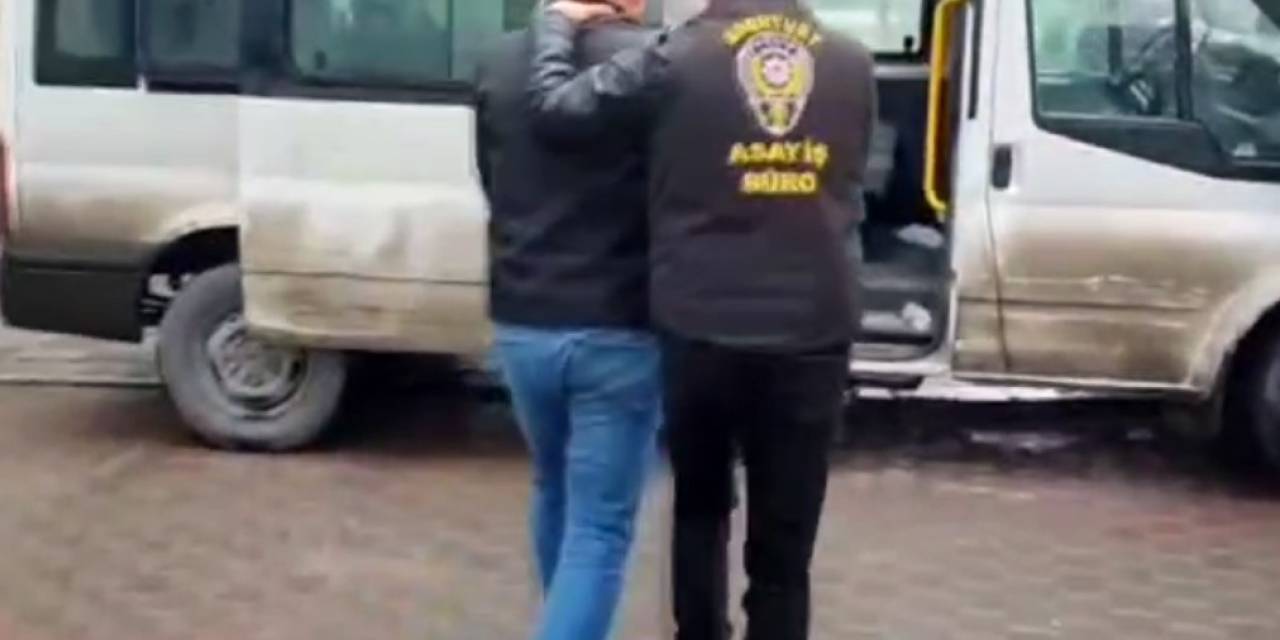 Anne Ve Çocuğunu Yerde Yuvarlayan Minibüs Şoförü Yakalandı