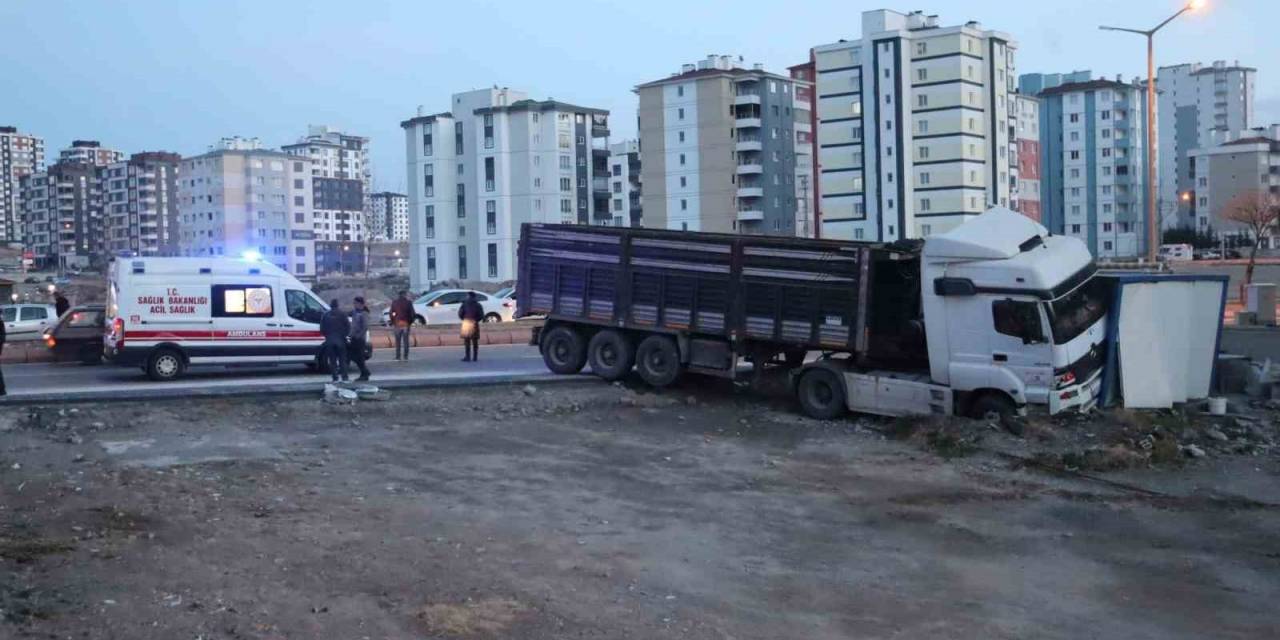Kayseri’de Faciadan Dönüldü: Yoldan Çıkan Tır Konteynıra Girdi